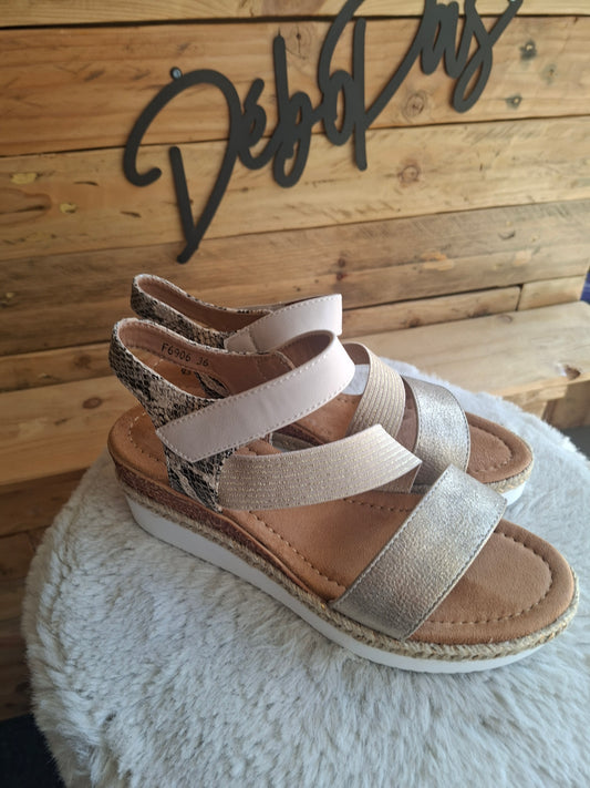 Sandales compensées beige dorées