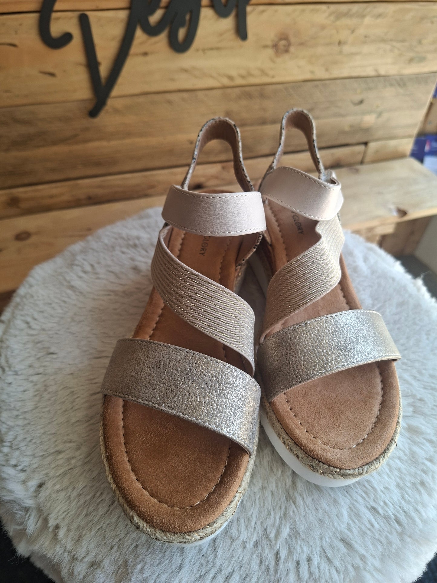 Sandales compensées beige dorées