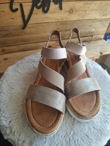Sandales compensées beige dorées