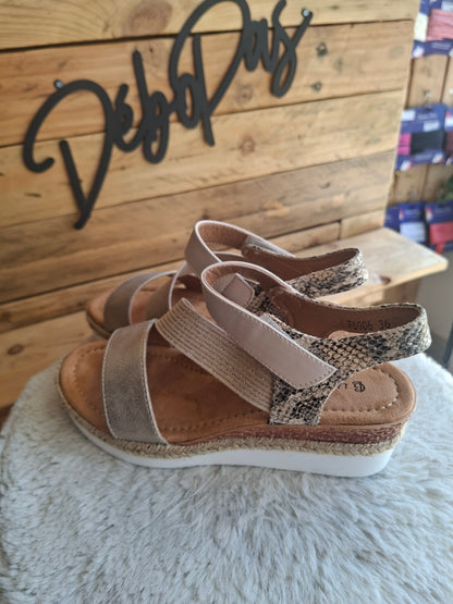 Sandales compensées beige dorées