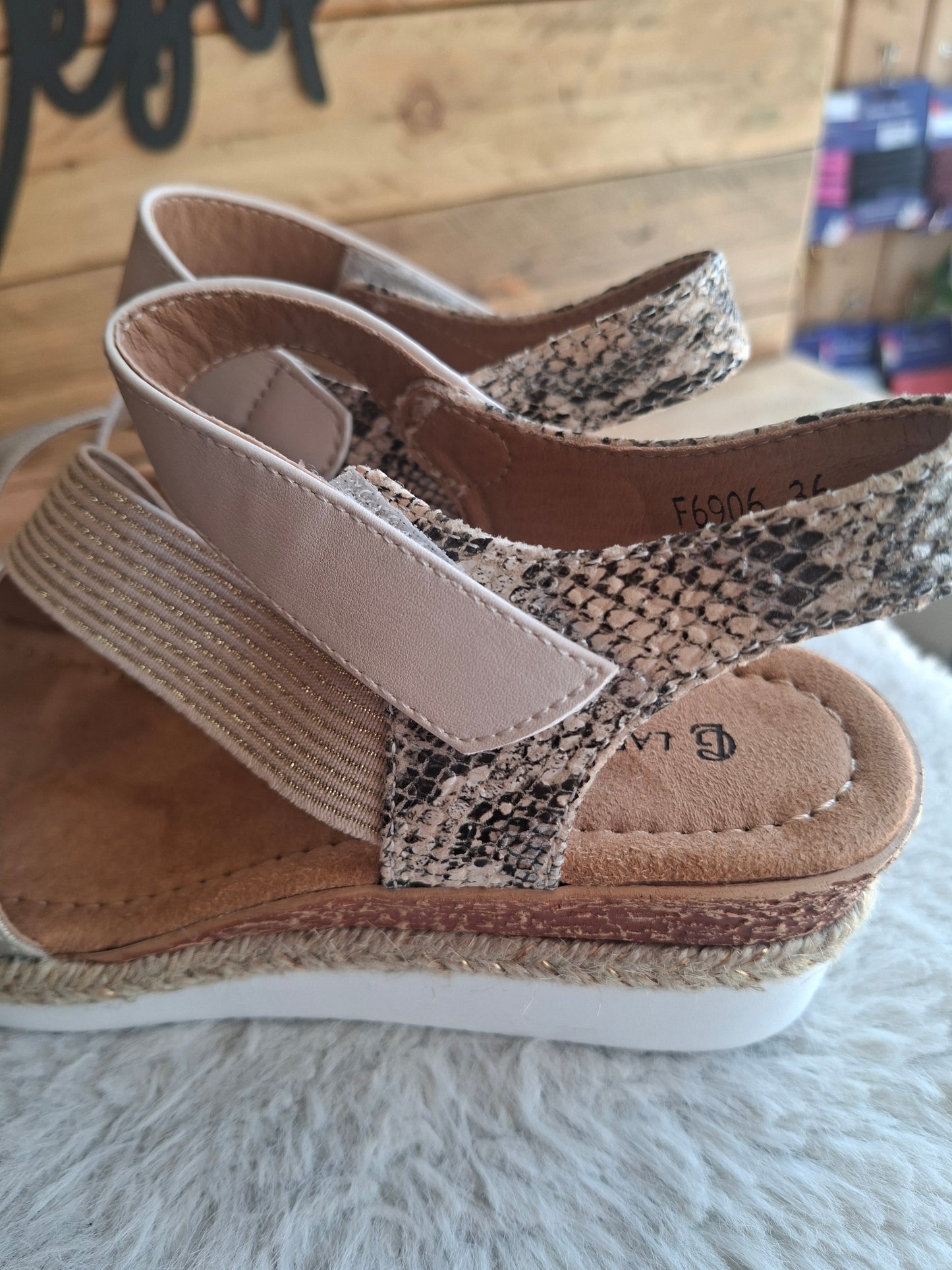 Sandales compensées beige dorées