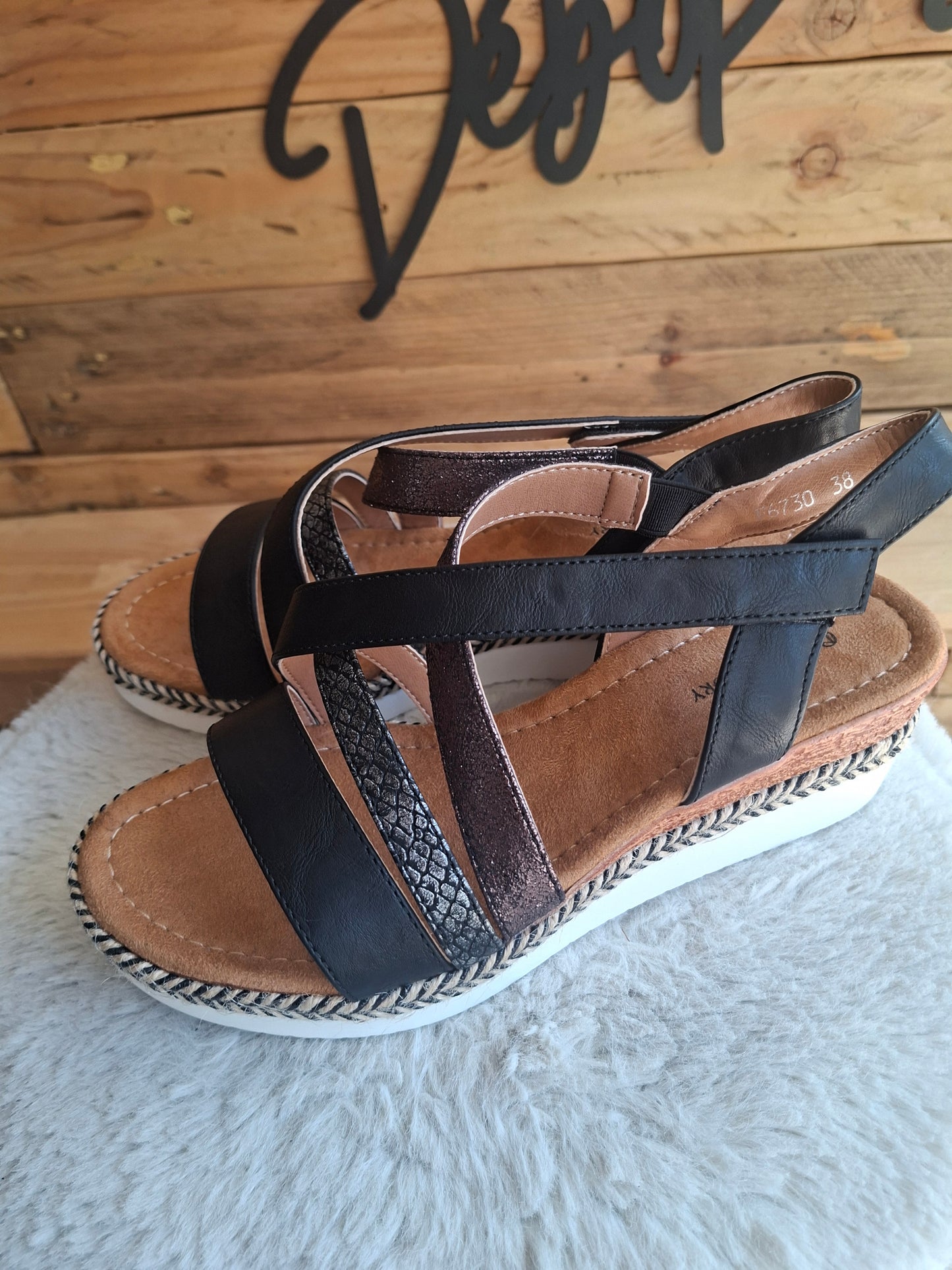 Sandales compensées noires et argent