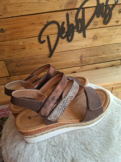 Sandales compensées marron à scratch