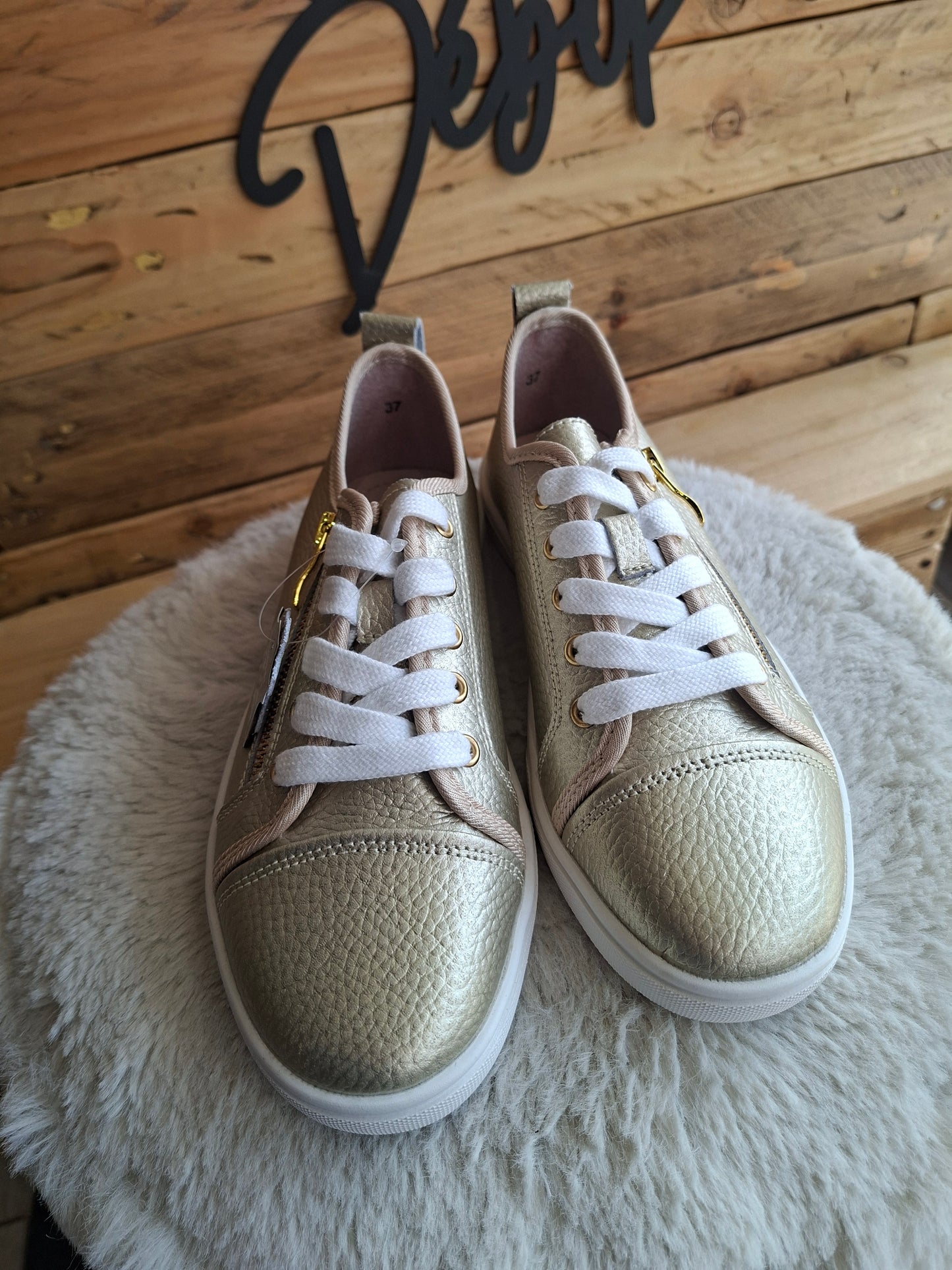Baskets or cuir