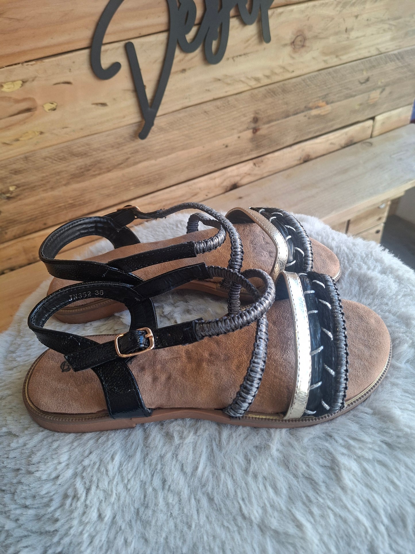 Sandales noire et or plates