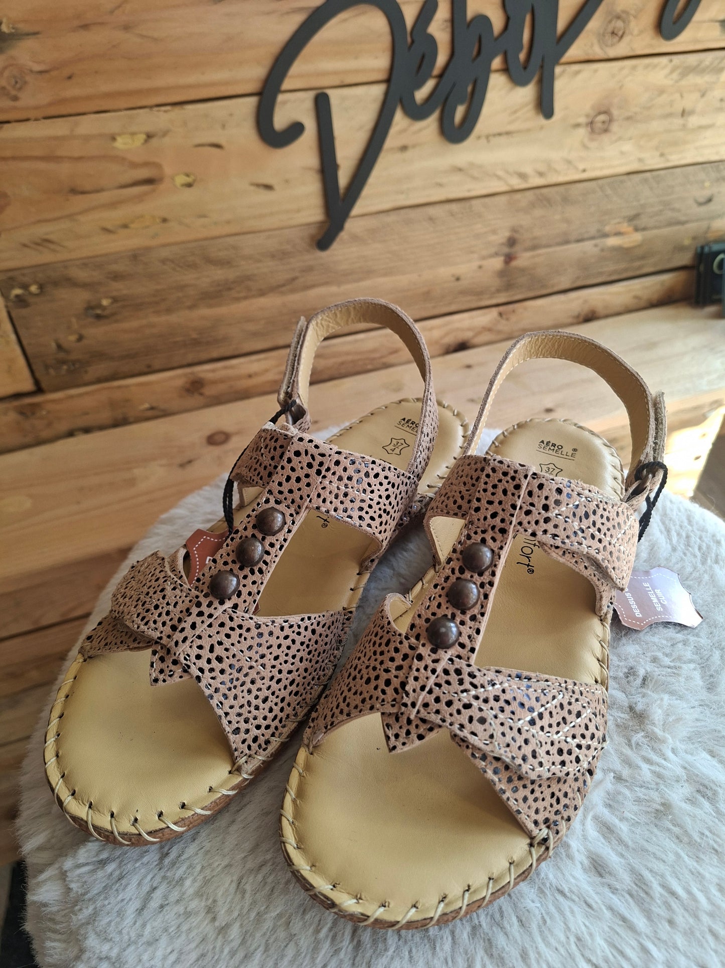 Sandales beige et noir