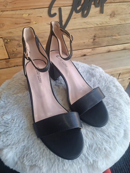 Sandales à talon noir chic