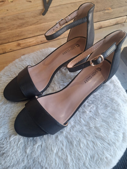 Sandales à talon noir chic