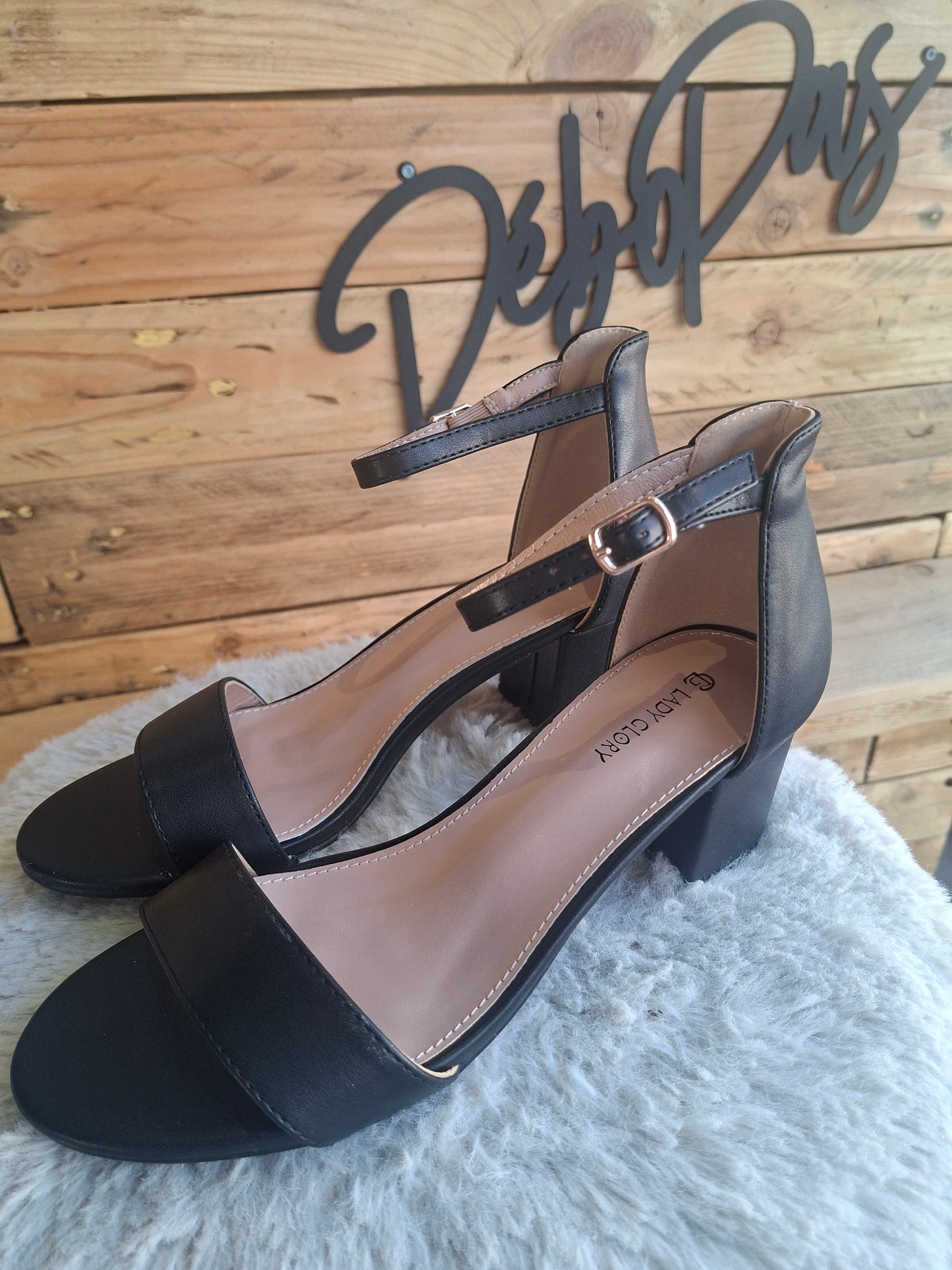 Sandales à talon noir chic